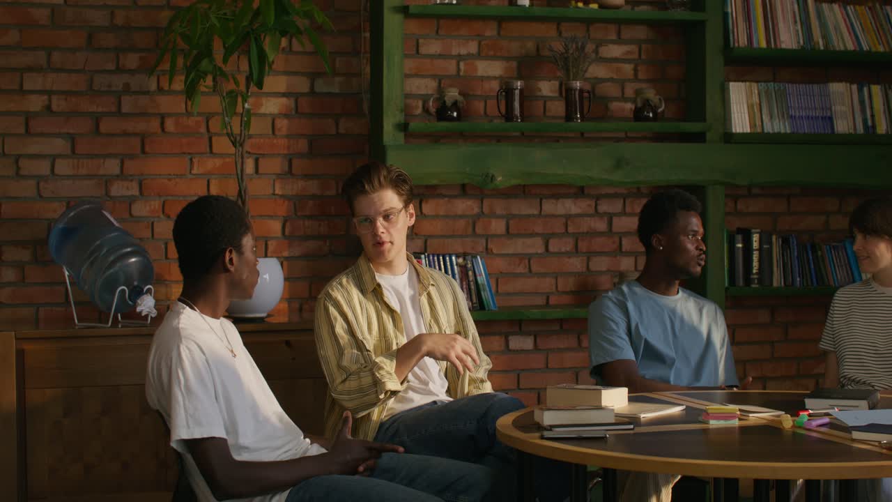 Gruppediskusjon på en koselig studiekjé