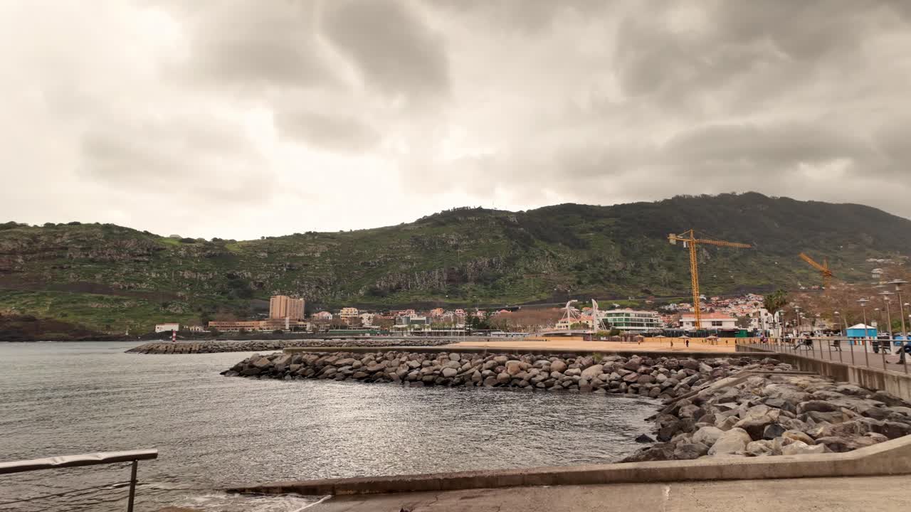 en el tiro de la bahía de machico en una mañana nublada, cámara lenta isla de madeira