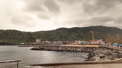 Empuje-En-Toma-De-La-Bahía-De-Machico-En-Una-Mañana-Nublada,-Isla-De-Madeira-En-Cámara-Lenta