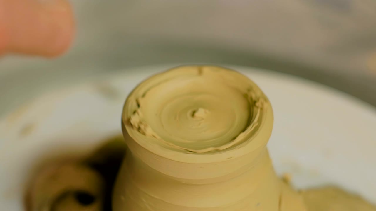 taza de tallado de alfarero profesional con herramienta especial en taller de cerámica