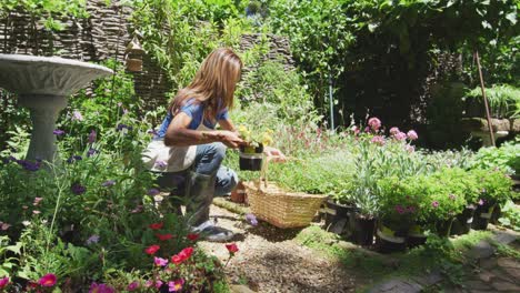 vrouw tuinieren in de natuur