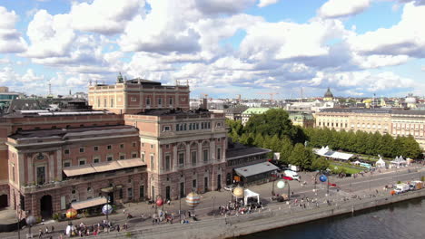 The-Royal-Swedish-Opera-and-King's-Garden,-aerial-rise-from-water