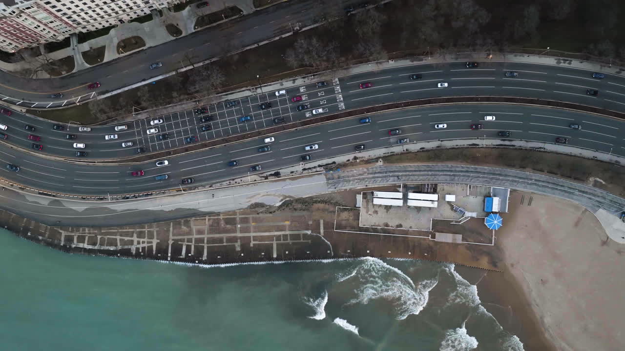 미국 시카고 해안의 41번 고속도로의 교통의 공중 사진 - 센티탈, 드론 촬영