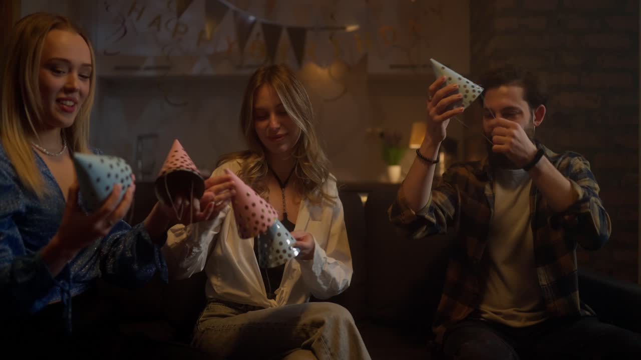 amigos celebrando un cumpleaños