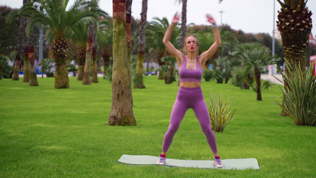 mujer haciendo saltos en un parque