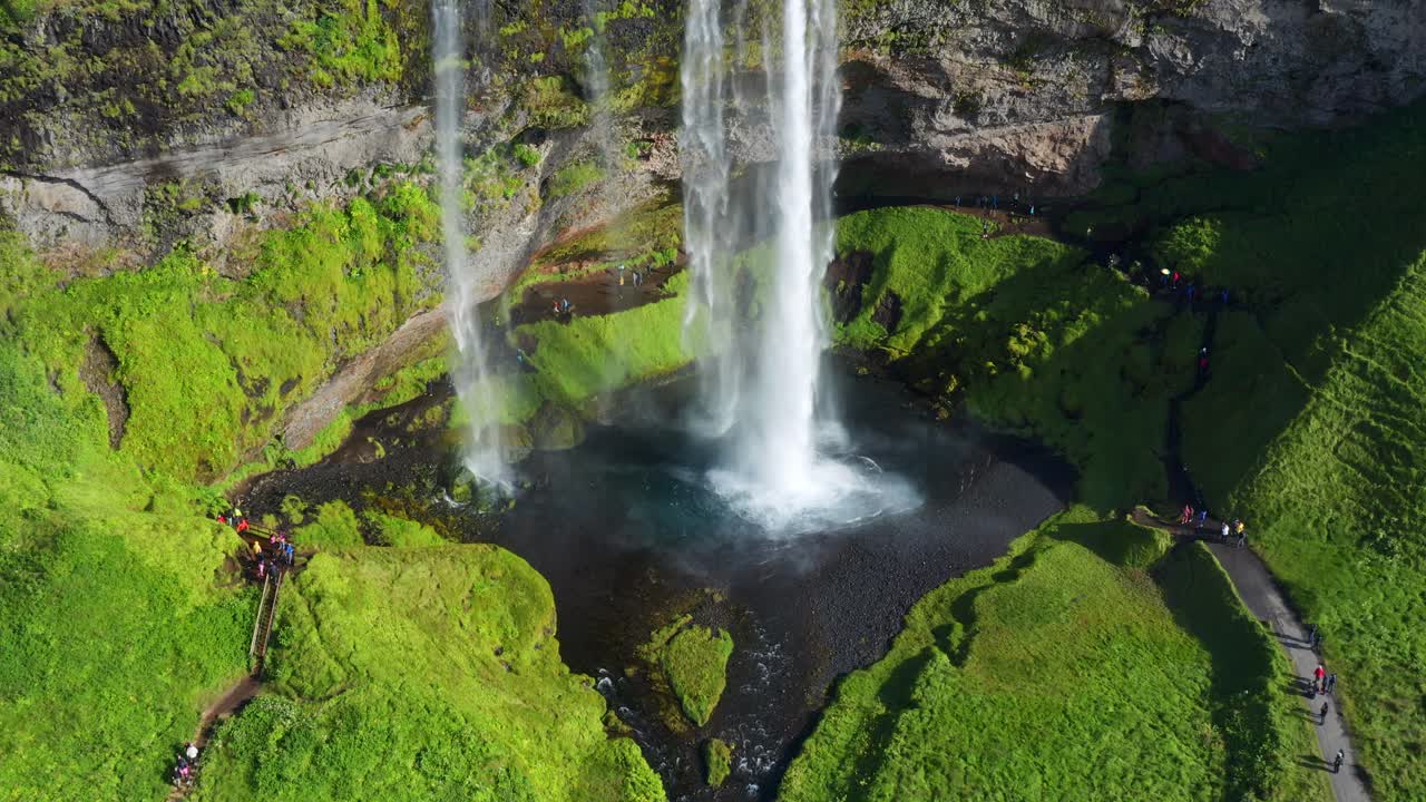 agua de deshielo del glaciar que fluye en la cascada de seljalandsfoss en el río seljalands con naturaleza verde en el sur de islandia