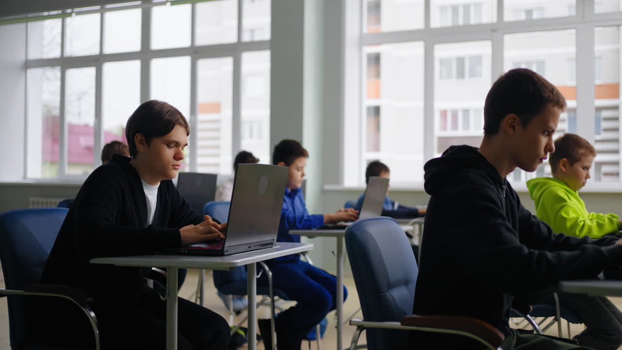 교실에서 노트북을 사용하는 학생들