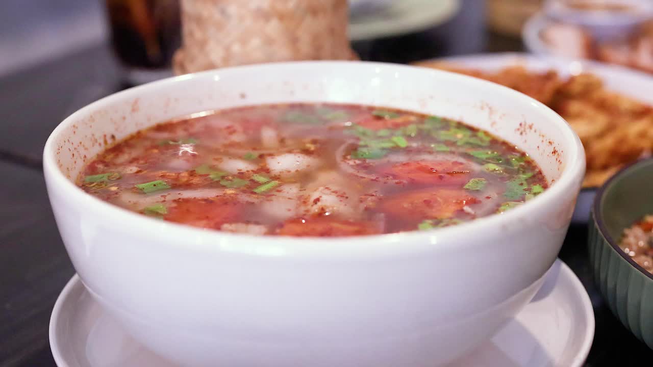 sopa deliciosa servida en un cuenco blanco