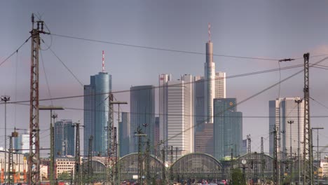 Estación-De-Tren-De-Frankfurt-Y-Postes-De-Electricidad-Frente-Al-Horizonte-De-La-Ciudad,-Estático