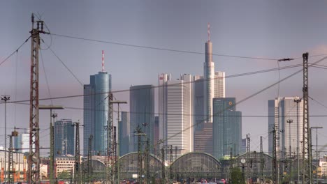 estación de tren de frankfurt y postes eléctricos frente al horizonte de la ciudad, estático