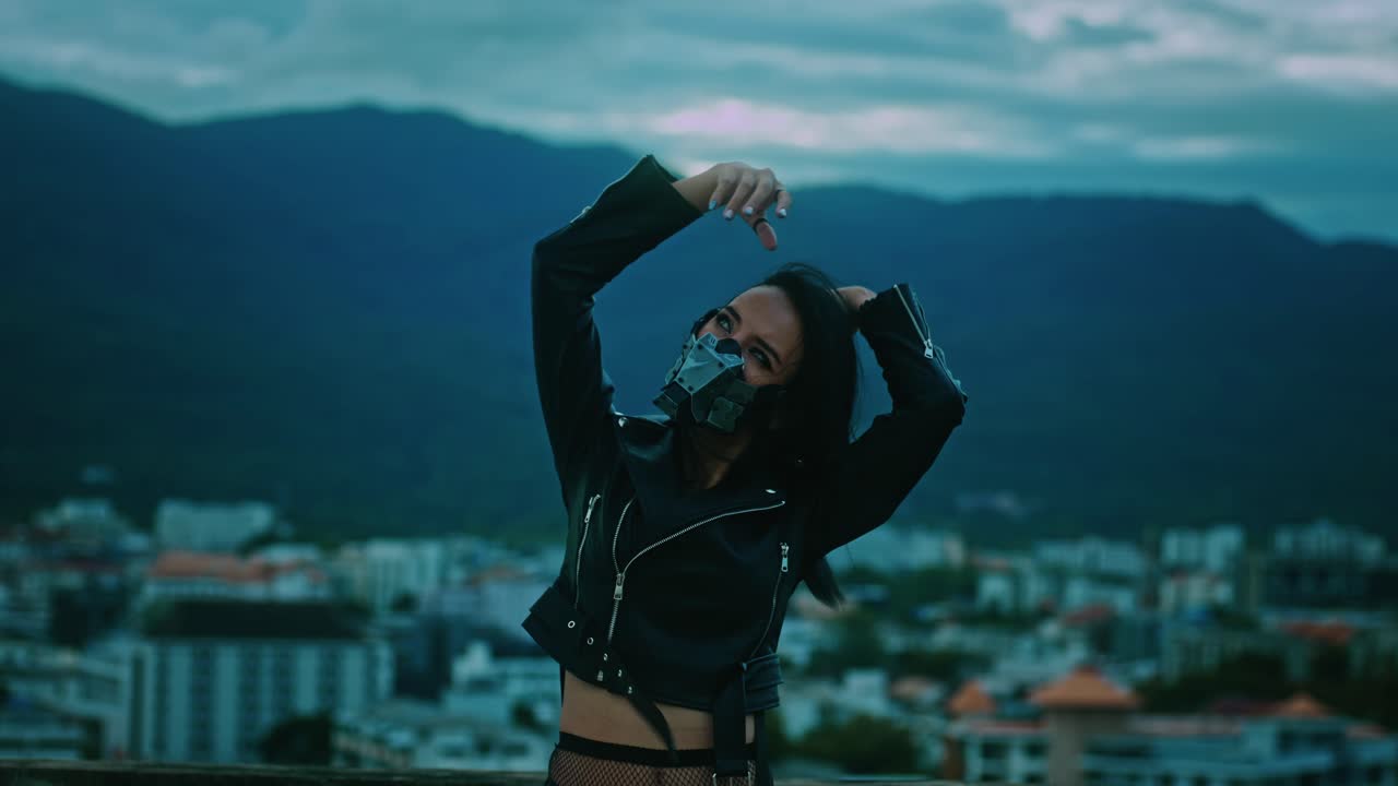 Donna cyberpunk sul tetto