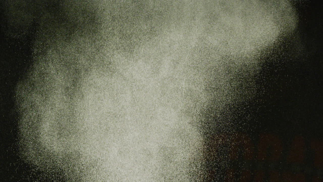 vídeo de polvos de color verde con espacio de copia en fondo negro