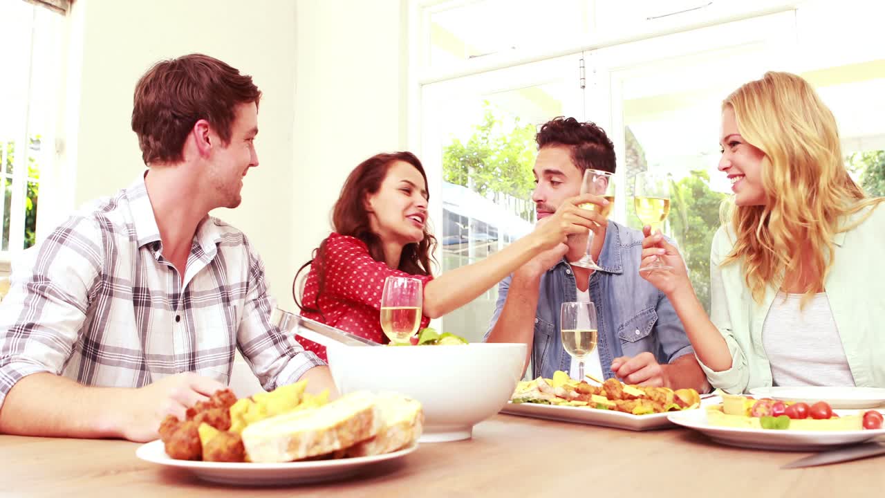 행복한 친구가 점심을 먹고 와인을 마시고 있습니다.