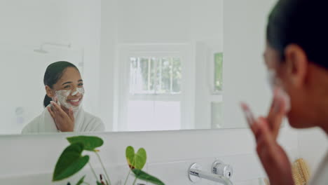 espejo, crema o mujer con máscara facial para la belleza