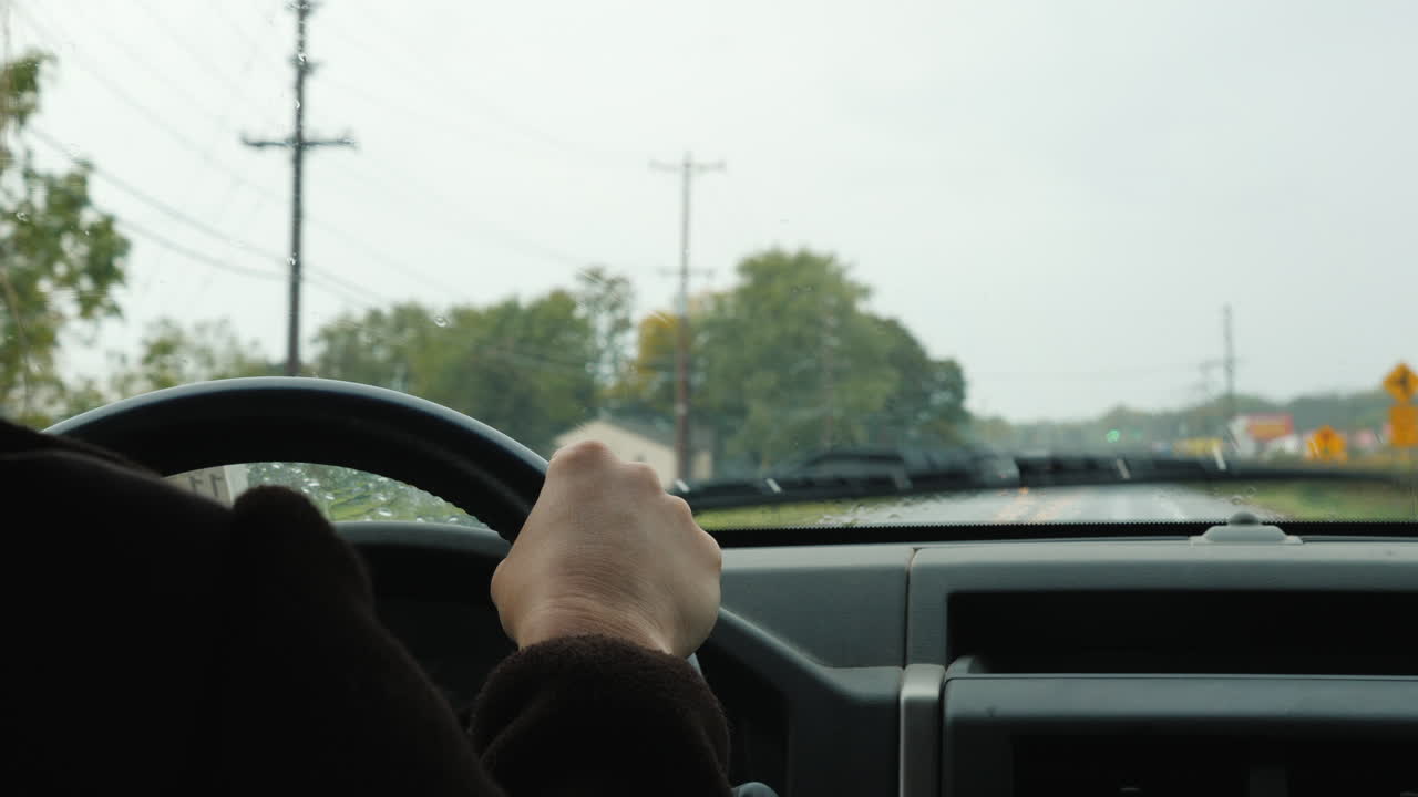 운전자는 비오는 날 차를 운전한다