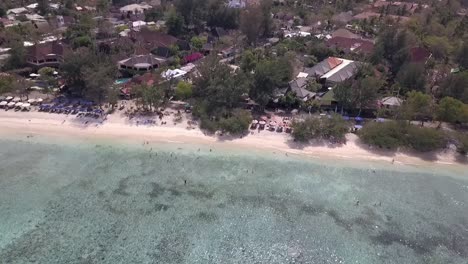 Die-Tourismusbranche-Erholt-Sich-Nach-Corona.-Atemberaubende-Luftaufnahme,-Flugpanorama-Übersicht,-Drohnenaufnahmen-Vom-Strand-Von-Gili-Trawangan,-Bali,-Indonesien.-Filmischer-Blick-Von-Oben.-Reiseführer-Von-Philipp-Marnitz