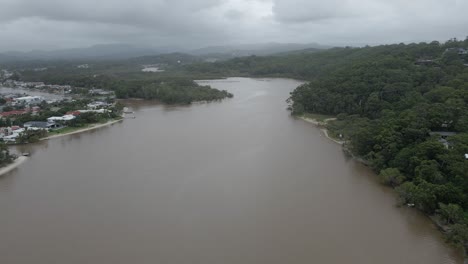 Cielo-Nublado-Sobre-El-Agua-Turbia-De-Tallebudgera-Creek-Y-El-Parque-De-Conservación-En-Qld,-Australia