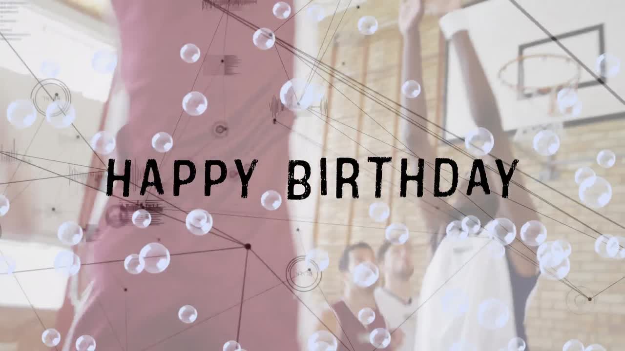 animación de feliz cumpleaños texto y burbujas sobre un grupo diverso de jugadores de baloncesto en el gimnasio