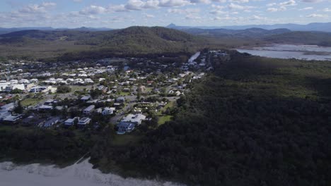vista aérea del paisaje urbano de bogangar cerca de la reserva natural de cudgen en tweed shire, nueva gales del sur, australia