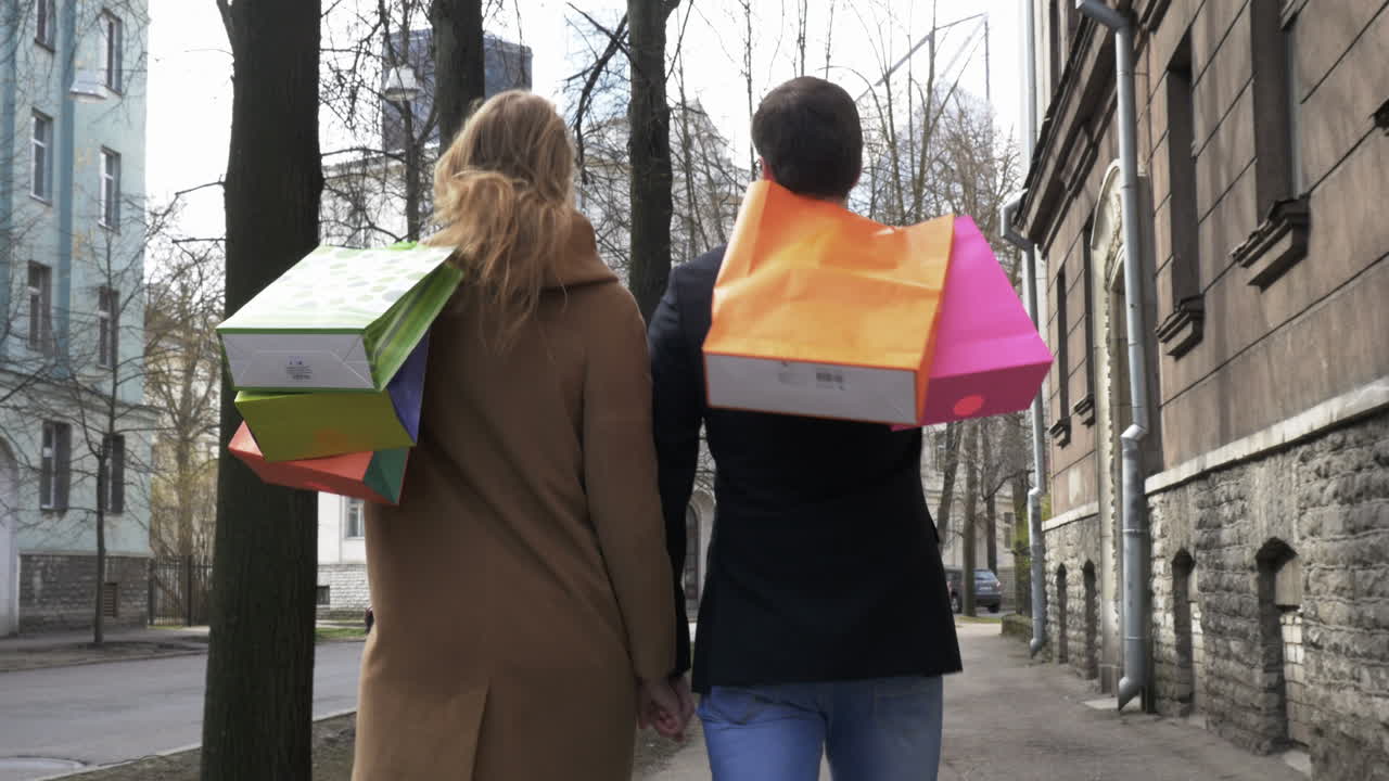pareja joven con bolsas de la compra