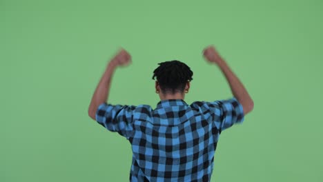 joven feliz y guapo hombre africano hipster con dreadlocks