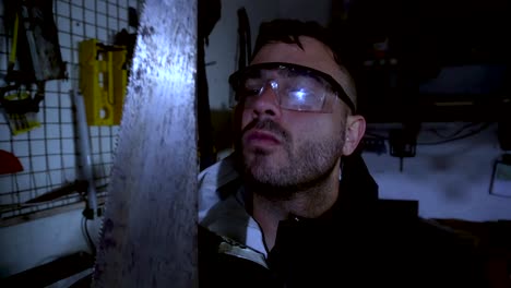 asesino en serie preparándose con sus herramientas para cometer una serie de crímenes