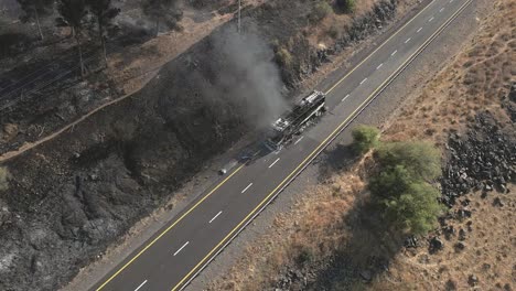 Vista-Superior,-Autobús-De-Pasajeros-En-Llamas-Al-Costado-De-La-Carretera-Y-Incendio-Forestal-En-El-Campo