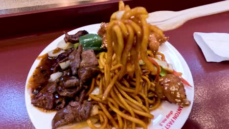 persona que levanta fideos con el tenedor