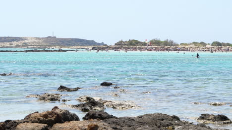 Turistas-Irreconocibles-Disfrutando-De-La-Playa-De-Elafonissi-En-Un-Día-Soleado,-Creta