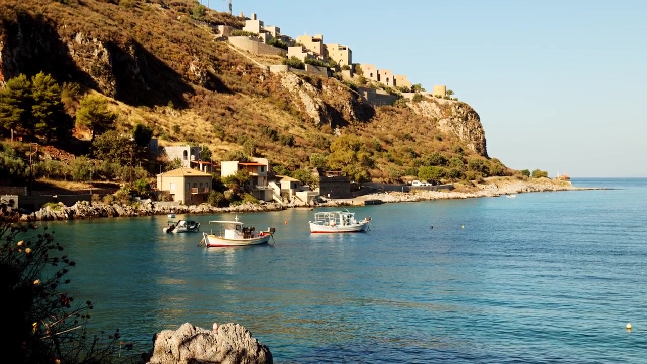 Kıyıdaki Mani burnu, manzaralı bir Yunan Akdeniz balıkçı köyü.