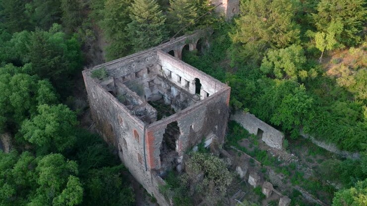 Edifício de pedra em ruínas cercado por uma densa floresta em Tapalpa, Jalisco. Vista aérea de trás