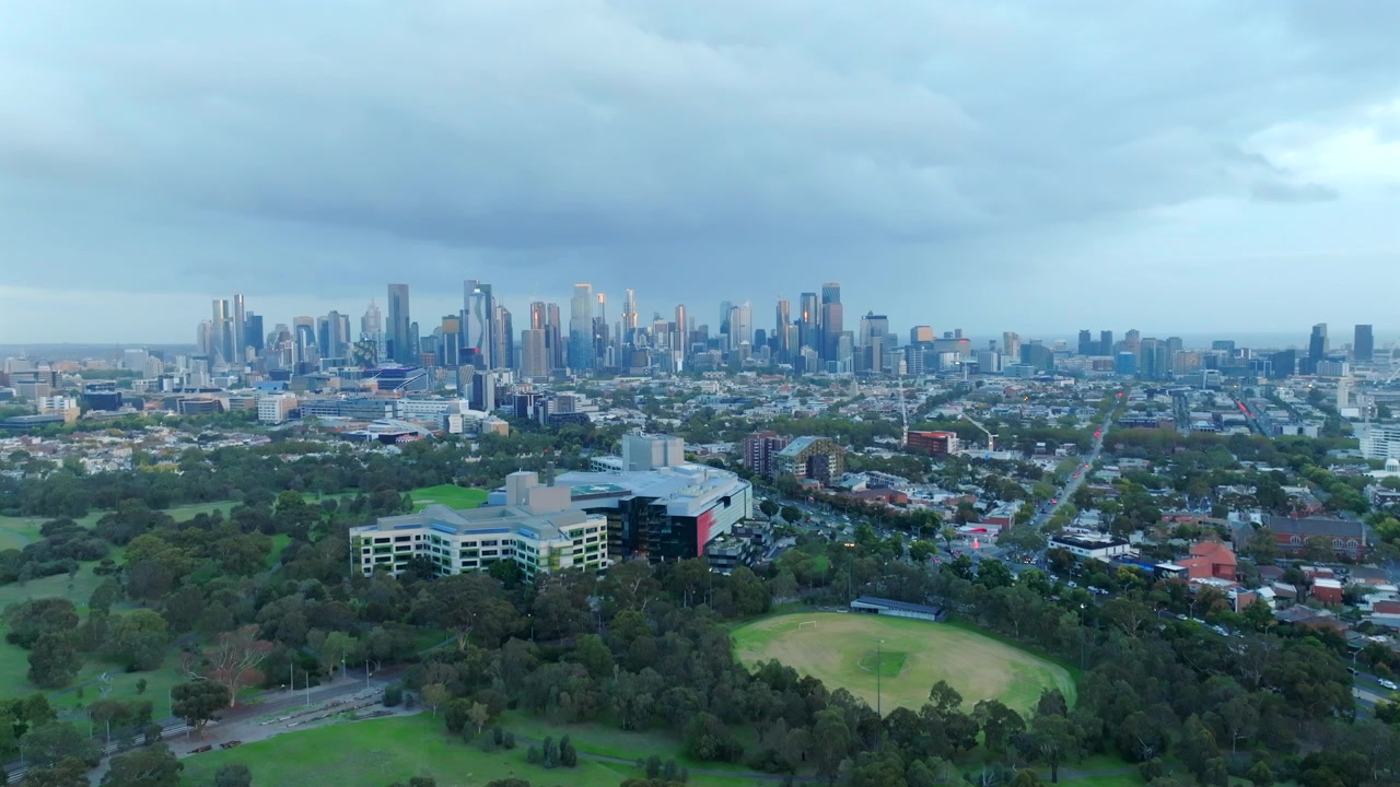 Vista aerea dell'Ospedale Reale dei Bambini di Melbourne, Victoria, Australia, con affaccio su Royal Park e sul CBD, Sports Medicine Australia, e lo skyline della città.