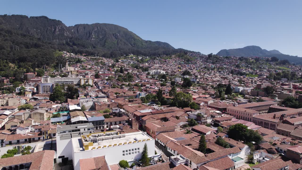 vista aérea de bogotá, colombia, mostrando el paisaje urbano con montañas en el fondo