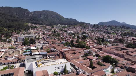 Vista-Aérea-De-Bogotá,-Colombia,-Mostrando-El-Paisaje-Urbano-Con-Montañas-Al-Fondo.