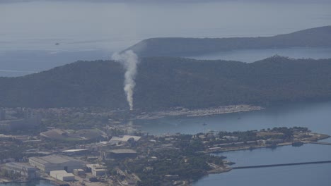 una vista inusual de humo en la ciudad