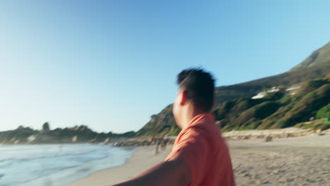 playa, pareja cogida de la mano