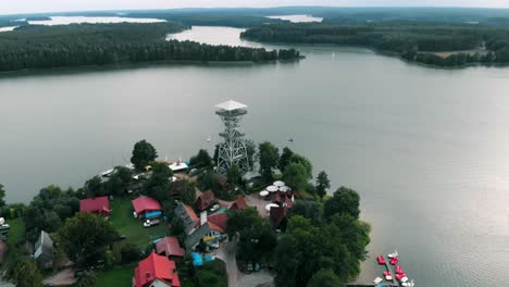 toma aérea del parque wdzydzki krajobrazowy en kaszuby, polonia con vista de la torre de observación en wdzydze kiszewskie