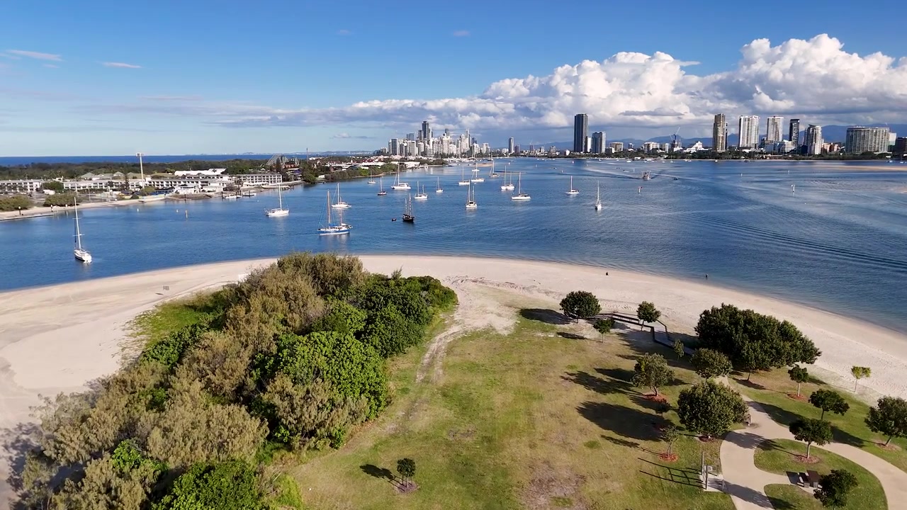 Ampia veduta aerea di un parco costiero, un porto turistico e lo skyline della città a Surfers Paradise, Australia.