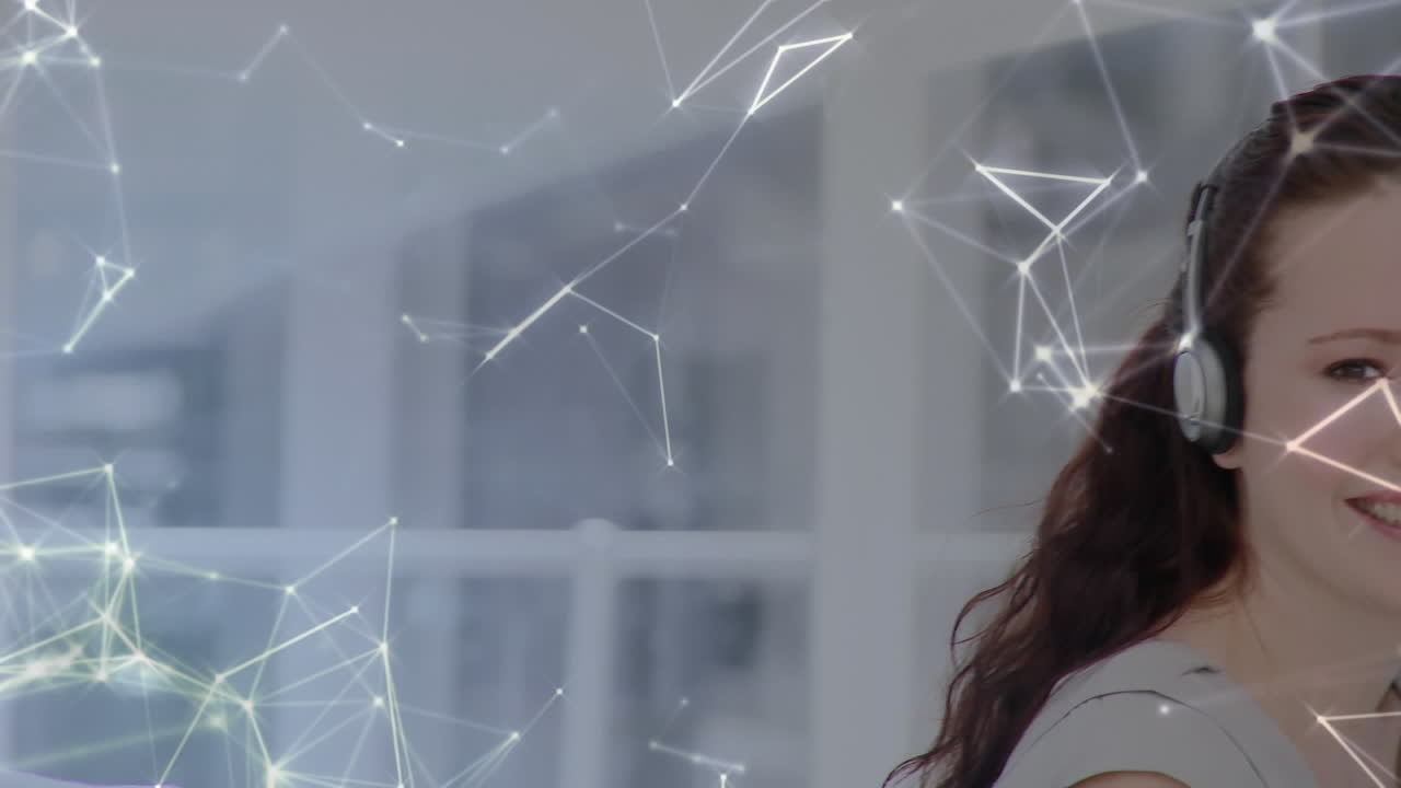 animación de la red de conexiones sobre mujer de negocios con auriculares en la oficina