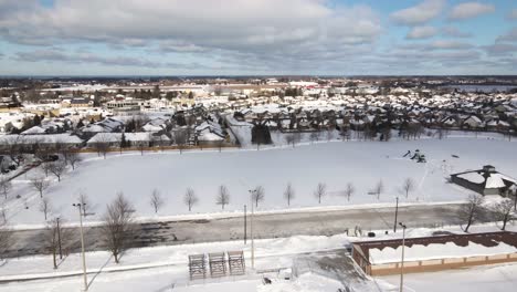 Cielo-Azul-Nubes-Día-De-Invierno-Parque-Deportivo-Con-Gente-Patinando-Sobre-Hielo-En-Pista-Construida,-Parque-Deportivo-Centenario,-Virgil-Ontario