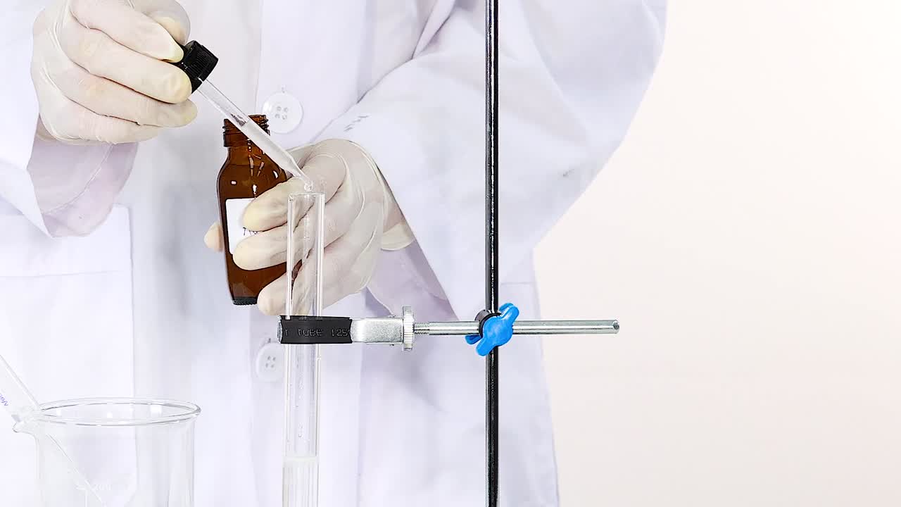 과학자가 화학 용액으로 실험을 수행합니다.