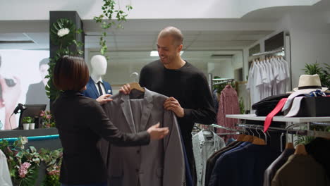 servicio al cliente en una boutique de ropa masculina