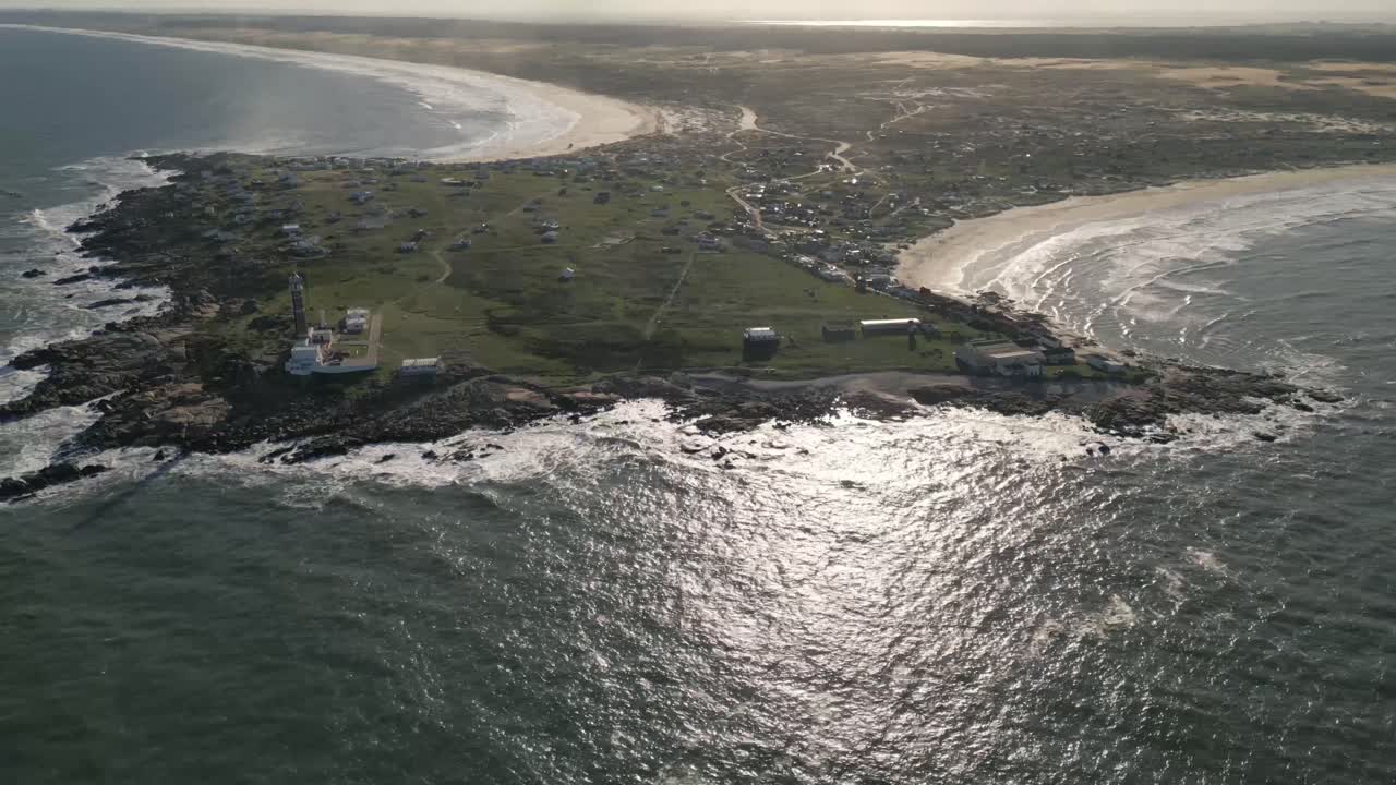 vista aérea de drones sobre la playa y la costa de cabo polonio, destino de viaje uruguayo, el sol reflejado en las tranquilas olas azules