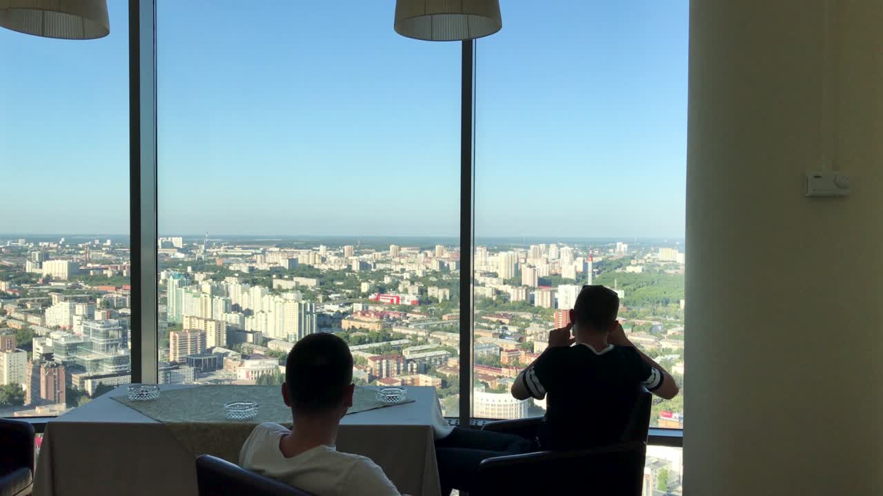 vista de la ciudad desde un restaurante de gran altura