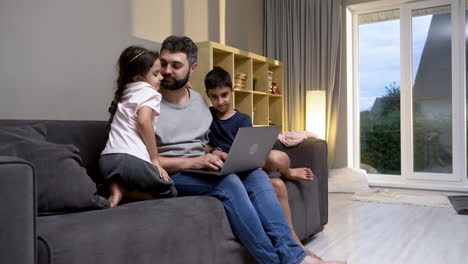 padre, hija e hijo en la sala de estar en casa