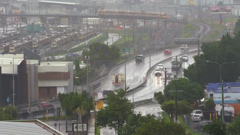 Pronóstico-Del-Tiempo-De-Bom,-Ha-Llegado-La-Temporada-De-Lluvias,-Los-Australianos-Enfrentan-Tormentas-Eléctricas-Destructivas,-Tormenta-De-Lluvia,-Advertencia-De-Inundaciones-Emitida,-Tráficos-Por-Carretera-Con-Baja-Visibilidad,-Patio-Ferroviario-Mayne,-Tiro-Estático