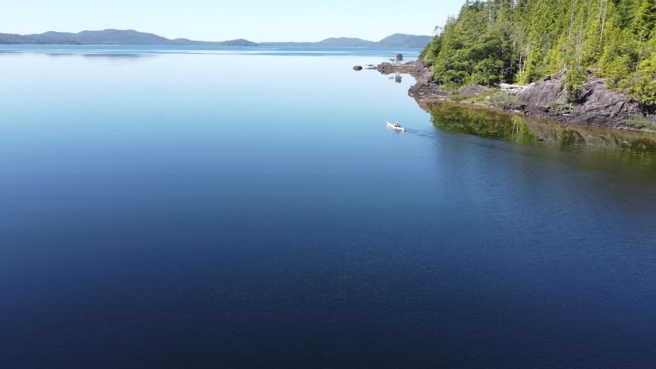 hermoso kayak en la costa oeste en el lago kennedy, isla laylee, isla de vancouver, canadá