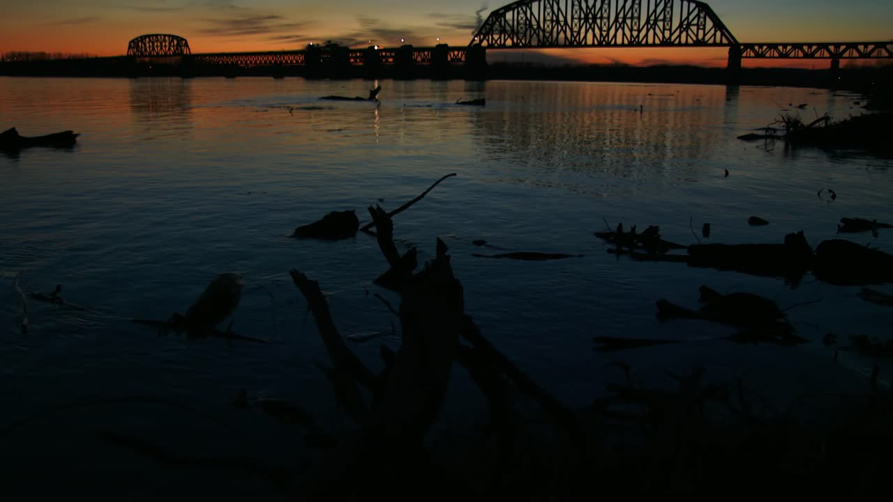 다리는 황혼 1에 루이스빌 켄터키 근처의 오하이오 강에 걸쳐 있습니다.