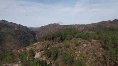 Fliegen-Sie-über-Die-Wunderschöne-Naturlandschaft-Von-Faião-Gerês,-Portugal