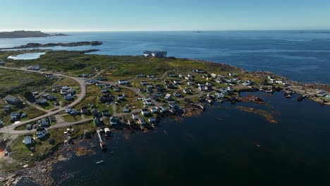 Vista-Aérea-Panorámica-Sobre-El-Puerto-Del-Pueblo-Pesquero-Con-Vistas-Al-Mar-Del-Brazo-De-Joe-Batt-Desde-Arriba-En-La-Isla-De-Fogo,-Canadá